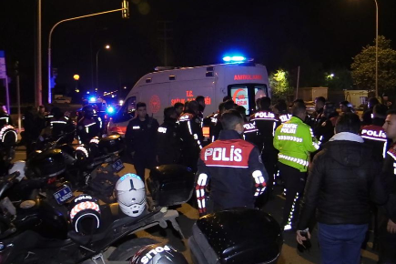 Adana'da elektrikli motosiklet ile polis motosikleti çarpıştı: 1'i polis 2 yaralı
